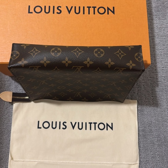 Louis Vuitton M47542 Toiletry Pouch 26 NWB - Picture 6 of 13